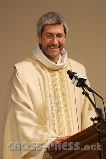 2012.11.25_18.04.45.jpg - Hw. Andreas Schätzle bei seiner Predigt.