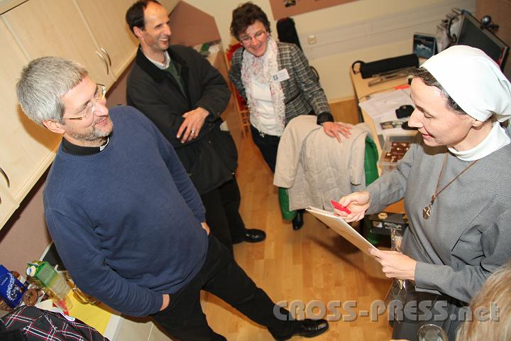 2012.11.25_19.49.22.jpg - Überraschend entwickelte sich die Agape zur Geburtstagsfeier, als Sr. Michaela Gehart Programmdirektor Andreas Schätzle ein Geburtstagsgeschenk überreichte.