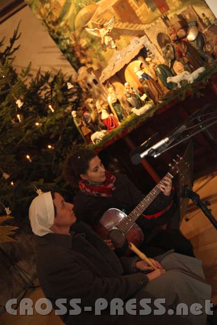 2014.01.07_18.48.02.jpg - "Musikteam": Schwester Michaela und Birgit Urban.
