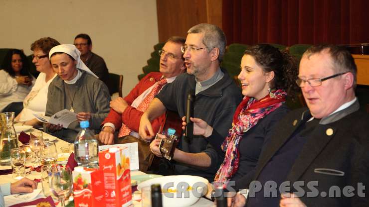 2014.01.07_20.29.32.jpg - Bald stimmten alle mit ein: schließlich will die kurze Weihnachtszeit genützt sein, um all die schönen Weihnachtslieder zu singen.