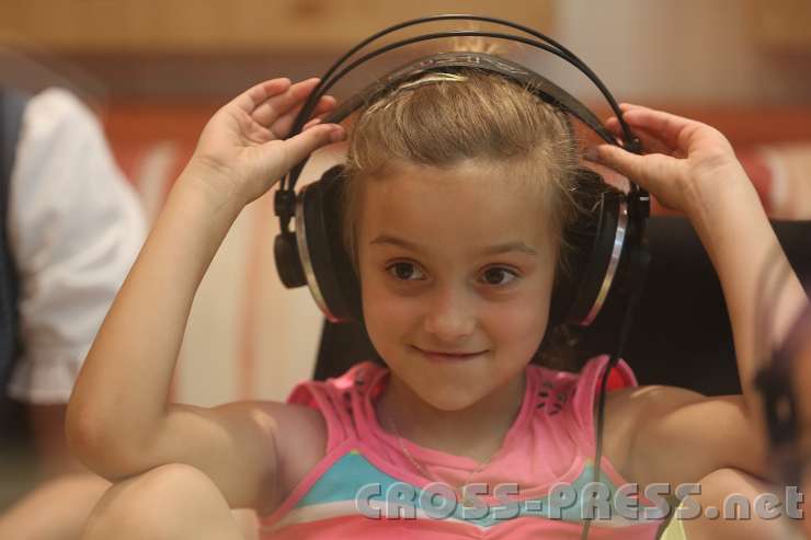 2014.06.18_14.34.14.jpg - Für Julia ist der Studiobetrieb nichts Neues: ihre Mama arbeitet hier.