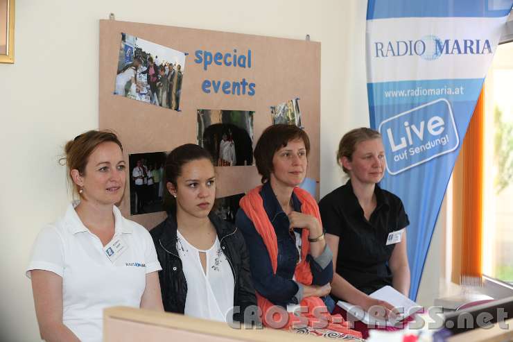 2014.06.18_17.32.49.jpg - Damenbank lauscht Präsentation vom Programmdirektor.