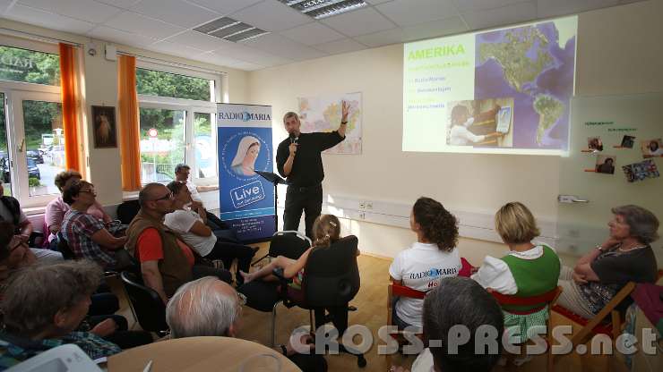 2014.06.18_18.13.44_01.jpg - Programmdirektor Andreas Schätzle präsentiert die Entstehungsgeschichte von Radio Maria.