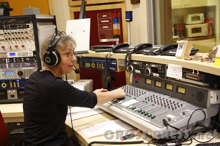 2015.08.25_19.30.49.JPG - Monika Hochleitner am Mischpult im Amstettner Studio.