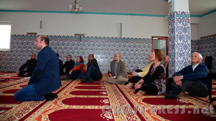 2016.04.23_15.13.46.JPG - Obmann Yüksel Eroglu (links) mit Besuchern.