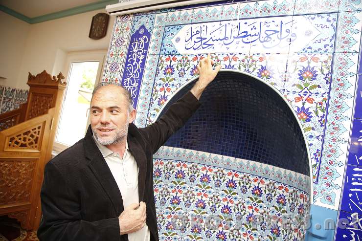 2016.04.23_16.30.15.JPG - Imam Hasan liest die arabische Inschrift: eine Sure.