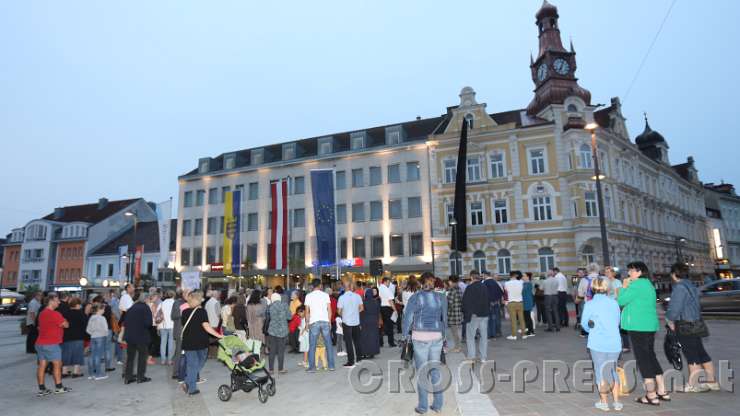 2016.09.16_19.04.38.JPG - Hauptplatz war Treffpunkt für das Friedensgebet.
