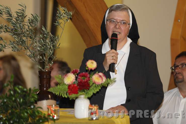 2016.09.16_19.29.26_00.JPG - Die Gastgeberin des Gebetstreffens und Oberin der Franziskanerinnen führte durch den Gebetsabend.