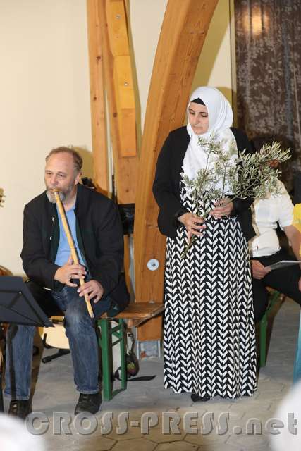 2016.09.16_19.35.22.JPG - Musiktherapeut Gernot Galib Stanfel sang und spielte Sufi-Lieder.