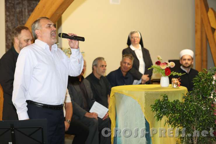 2016.09.16_19.38.26.JPG - Aladin Akhdir,  ein "Hafiz" (kann Koran auswendig), ein syrischer Flüchtling, sang Gebetsaufruf "Ezan".