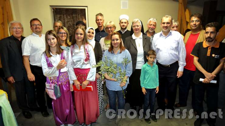 2016.09.16_20.24.50.JPG - Gemeinsames Foto nach dem Friedensgebet.  Organisator Christian Köstler (7. v.l.n.r. in der 3. Reihe), Gastgeberin Oberin Sr. Franziska Bruckner, kath. Pfarrer Hans Schwarzl u. Peter Bösendorfer (die ersten v.l.n.r.), Imam des Bosnischen Islamischen Vereins Ibrahim Zukić (6. v.l.n.r. in der 3. Reihe) NRAbg Ulrike Königsberger-Ludwig (1. in der 2. Reihe), Medine Risa, islamische Religionslehrerin. Mitorganisatorin (2. in der 2. Reihe), Bürgermeisterin Ursula Puchebner, (3. in der 3. Reihe), Seveda Batmaz, Interkultur-Koordinatorin Stadtgemeinde (mit Ölzweig), drei syrische Flüchtlinge (3. v.r.n.l. Korangelehrte Aladin Akhdir).