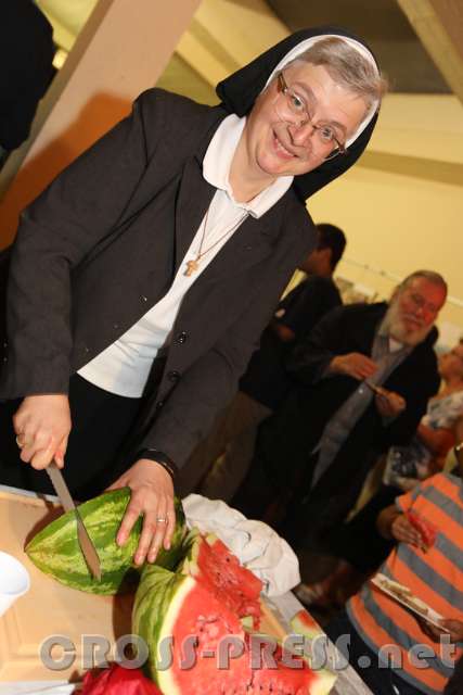 2016.09.16_20.39.35.JPG - Oberin Sr. Franziska begastwirtete persönlich ihre Gäste, die Teilnehmer des Friedensgebetes.