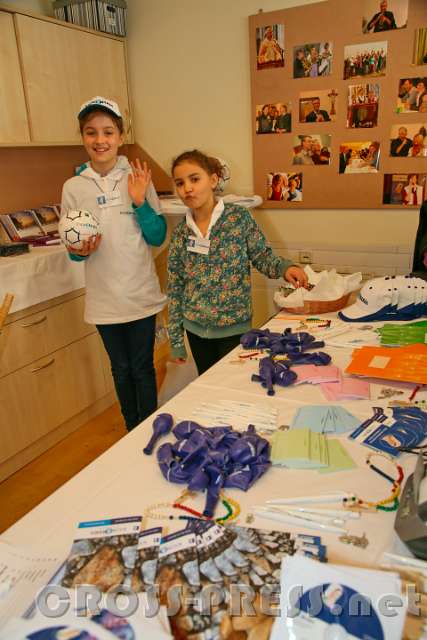2017.03.25_09.45.19.jpg - Julia und Sarah beim "Geschenke-Tisch".