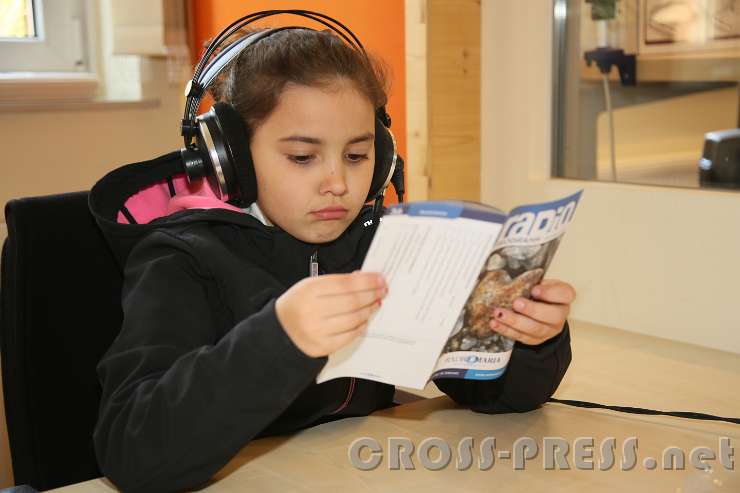 2017.03.25_10.18.06.jpg - Sarah betrachtet das Radioprogramm: vielleicht zu wenige Kindersendungen ... ?