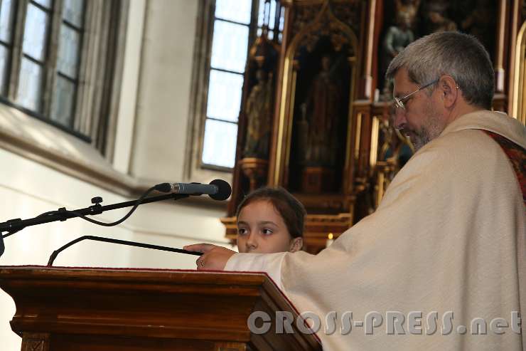 2017.03.25_11.09.17.jpg - Julia liest eine Fürbitte