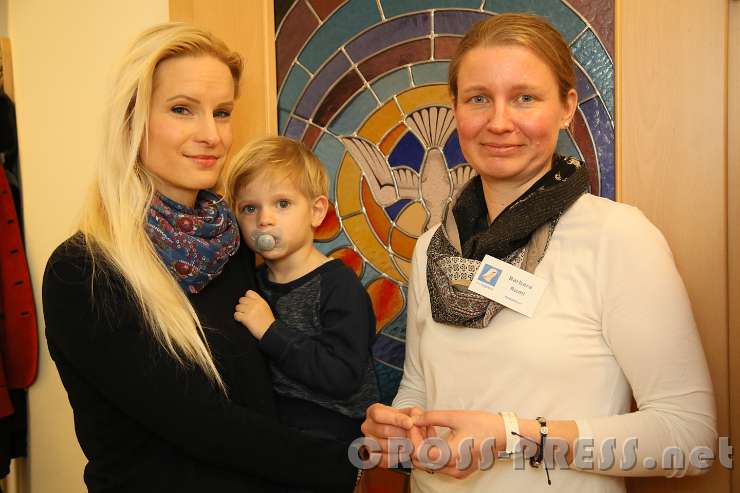 2017.03.25_14.21.22.jpg - Linda, Emmanuel und Barbara vor der Studiokapelle.