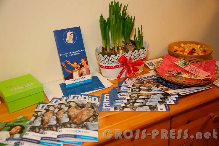 2017.03.25_17.59.45.jpg - Radio-Programmhefte im Foyer