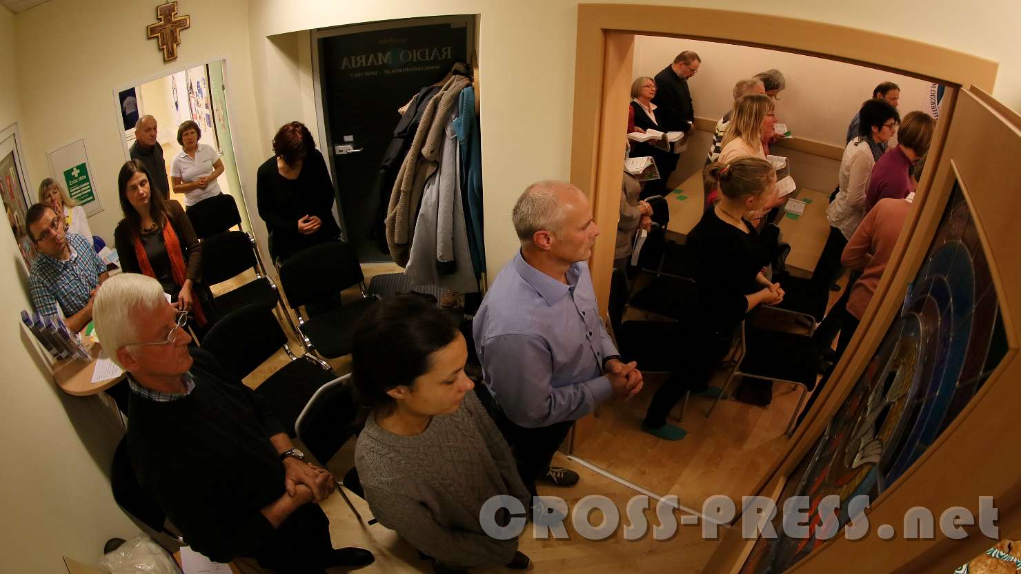 2017.09.26_19.05.47.jpg - Im Gang vor der Kapelle.