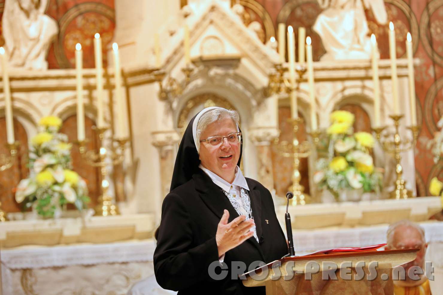 2017.10.08_14.06.42.jpg - Oberin Sr. Franziska Bruckner begrüßt die Gottesdienstbesucher.