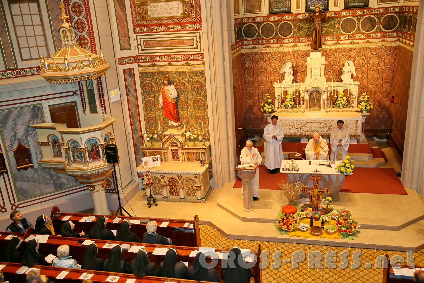 2017.10.08_14.13.20.jpg - Pfr. Franz Kaiser segnet die Erntedankgaben.