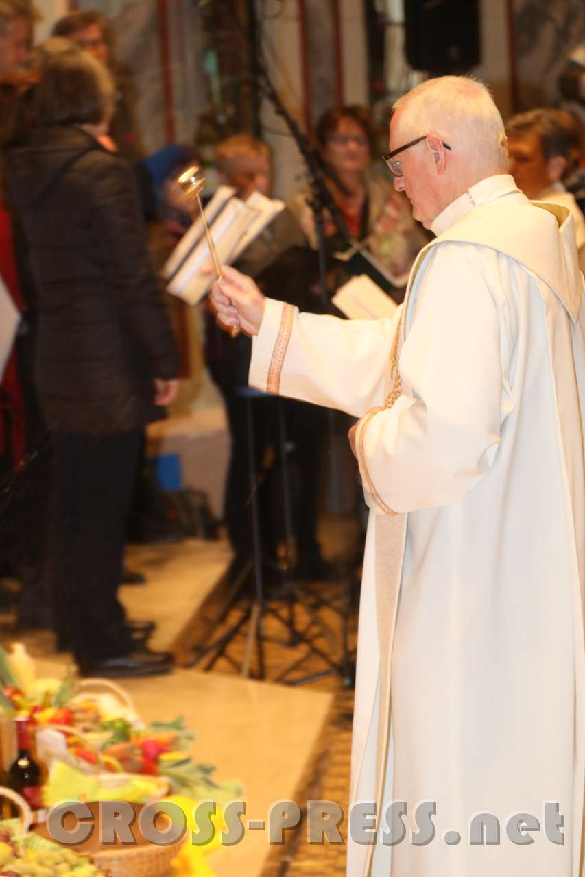 2017.10.08_14.13.45_01.jpg - Segnung der Erntedankgaben.