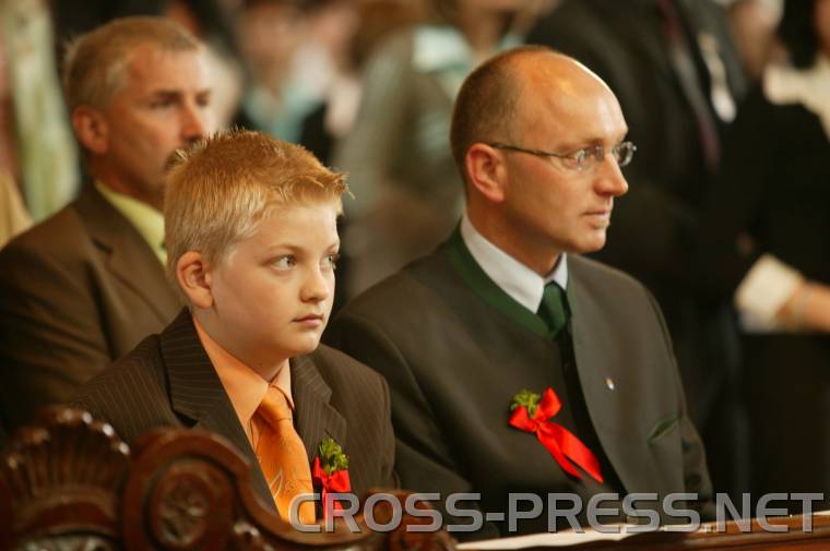 06.05.06_022 Bei der Firmung wirkt der Hl. Geist durch das Element des Feuers, daher ist die liturgische Farbe rot.   In vielen L�ndern werden zu Pfingsten und zur Firmung rote Bekleidung oder Zeichen getragen.   Hierzulande ist das noch eher die Ausnahme.