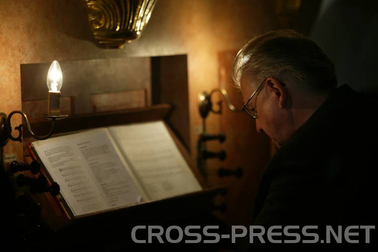 06.05.06_027 An der Orgel h�chst pers�nlich Anton Steingruber, Leiter des 'Cantus Hilaris'.