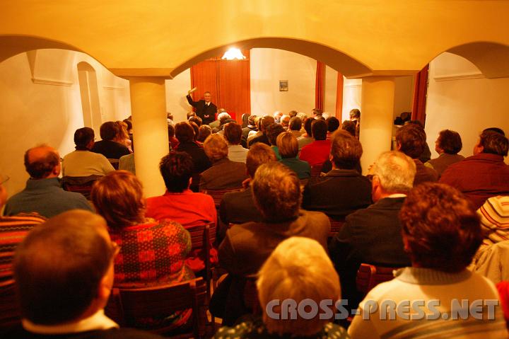 07.03.30_006.JPG - Der Vortrag fand im Pfarrsaal, dem ehemaligen "Pfarrstall", statt.