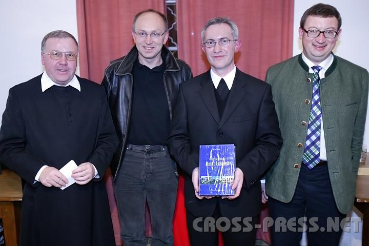 07.03.30_010.JPG - P. Severin Ritt, Pfarrer von Aschbach;  Franz Kirchweger, B�rgermeister von Aschbach, der dem Gast ein Buch der Geschichte Aschbachs �berreichte; Weihbischof Dr. Anton Leichtfried; Mag. Josef Schl�glhofer, Vortragsorganisator, vom Kath. Bildungswerk Aschbach