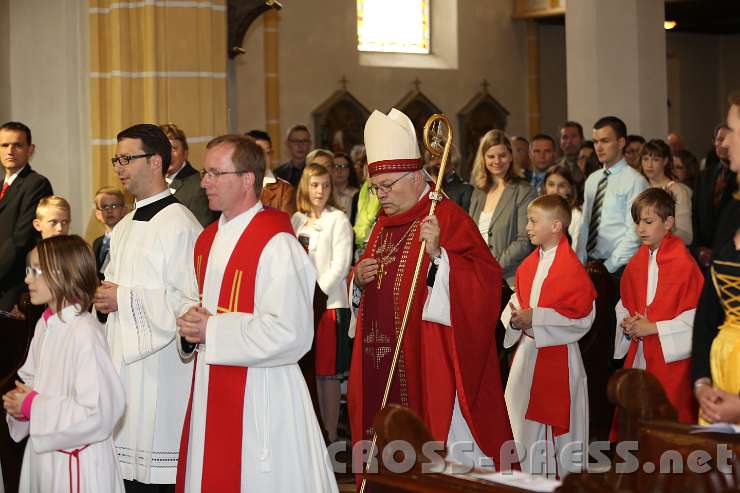 2014.05.10_09.05.11.jpg - Feierlicher Einzug mit dem Firmspender Abt Petrus Pilsinger.