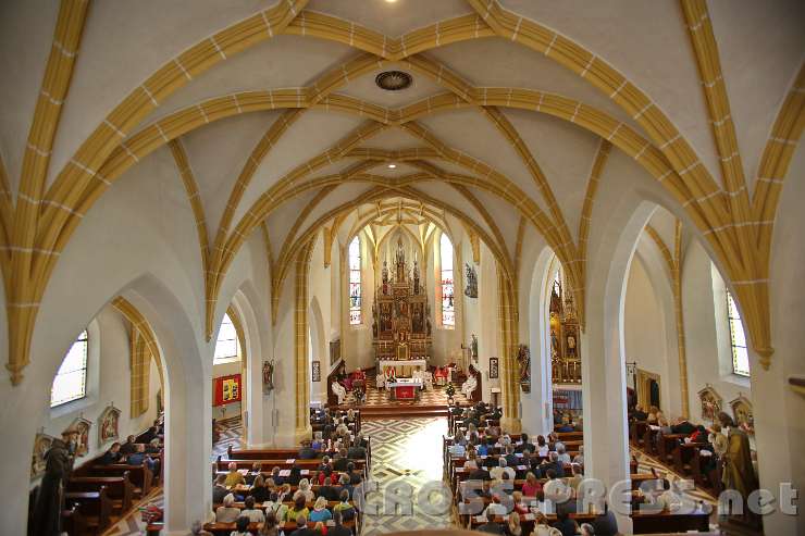 2014.05.10_09.35.29.jpg - Die Aschbacher Pfarrkirche. Nach der Gründung des Stiftes Seitenstetten 1112 wurde die Pfarre Aschbach 1116 als Lebensgrundlage dem neuen Kloster unterstellt.