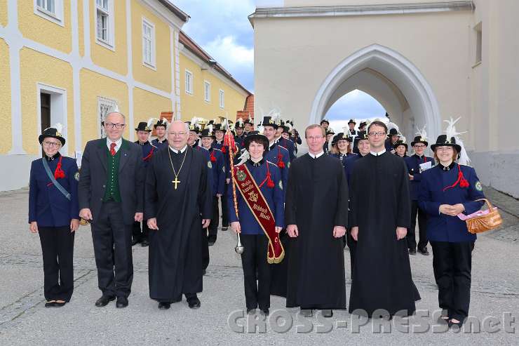 2014.05.10_11.06.19.jpg - Die heilige Messe wurde von der Musikkapelle und dem Kinderchor gestaltet. Vor der Pfarrkirche, v.l.n.r.: Sophie Kirchweger, Bürgermeister Franz Kirchweger,  Abt Petrus Pilsinger, Stabführerin Veronika Bavorovsky, Pfarrer P.Georg Haumer OSB, Diakon P.Andreas Tüchler und Michaela Hagenhuber (Marketenderin).