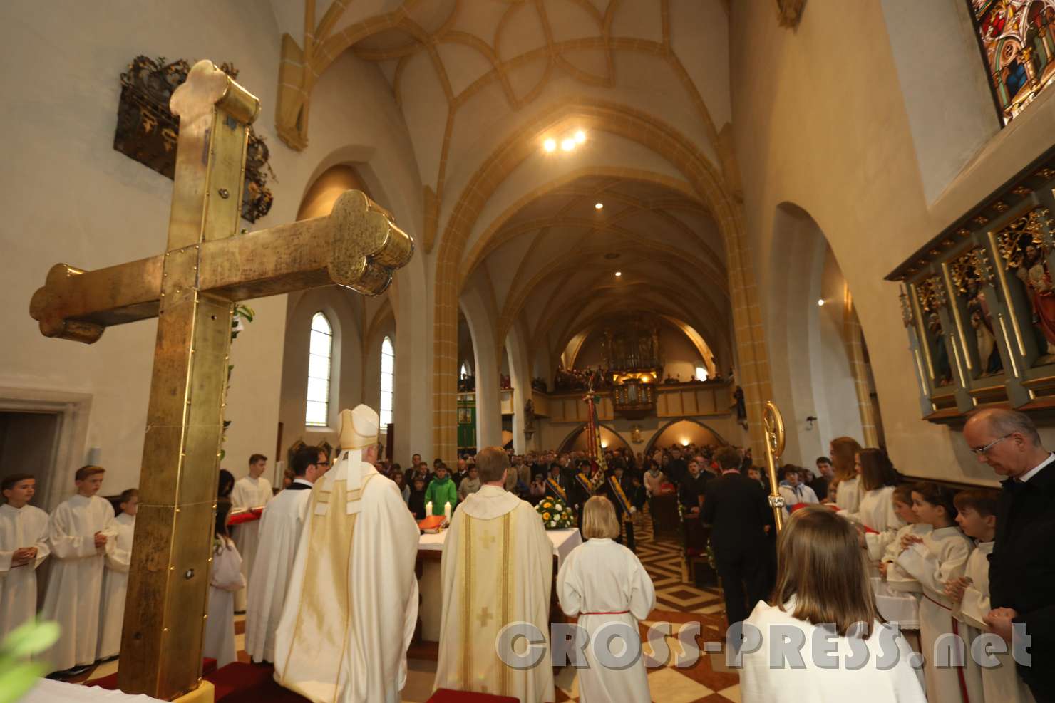 2017.05.07_10.28.31.jpg - Die Kirche war übervoll ...