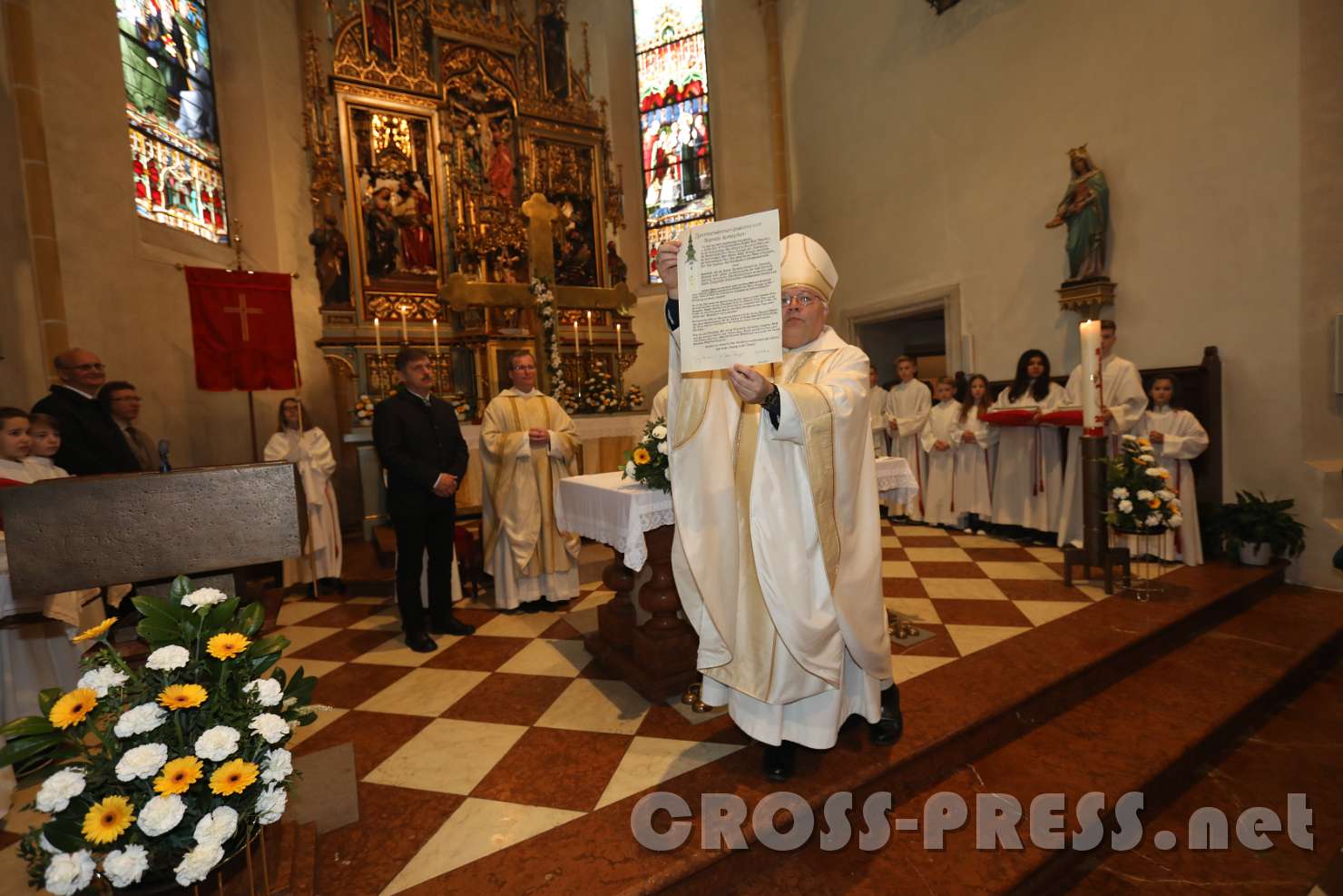2017.05.07_10.30.21.jpg - Abt Petrus zeigt die Urkunde, die "der Kugel des Turmkreuzes beigegeben wurde zur immerwährenden Erinnerung an dieses Ereignis".