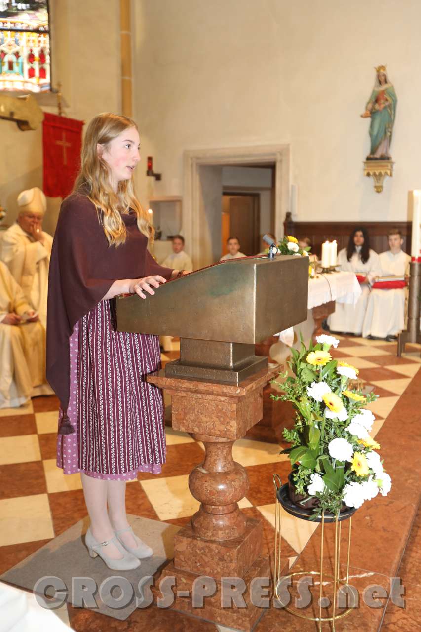 2017.05.07_10.35.35.jpg - Johanna Wimmer liest ihren Terxt, der anschließend in eine "Zeitkapsel" kam.