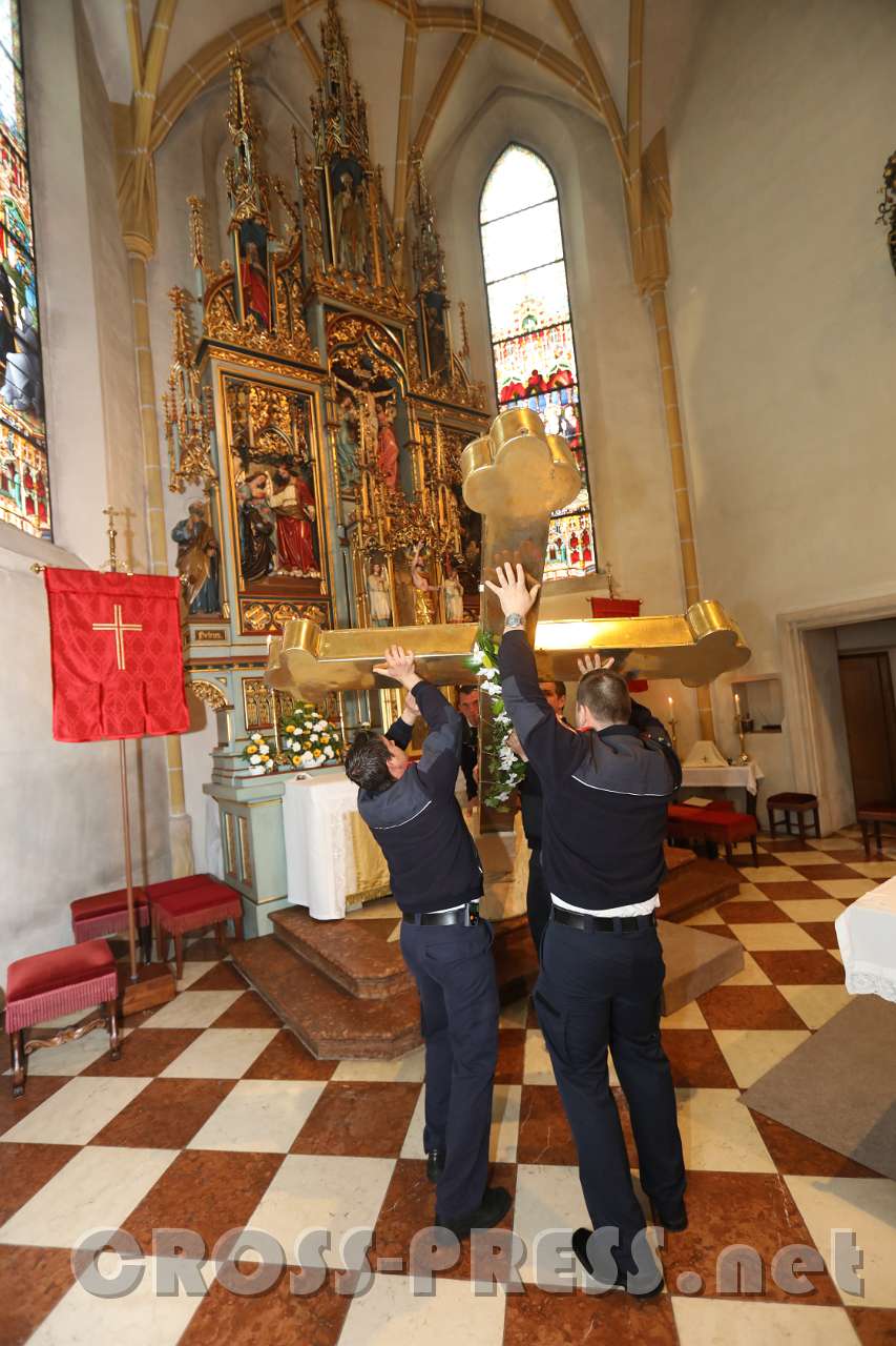 2017.05.07_10.57.05.jpg - Das gesegnete Turmkreuz wird hinausgetragen ...