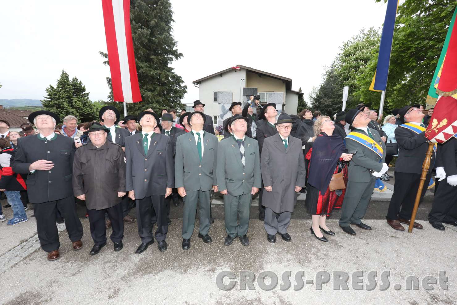 2017.05.07_11.11.17.jpg - Alle schauen hoch - ein ebenso eindrucksvolles wie seltenes Ereignis!