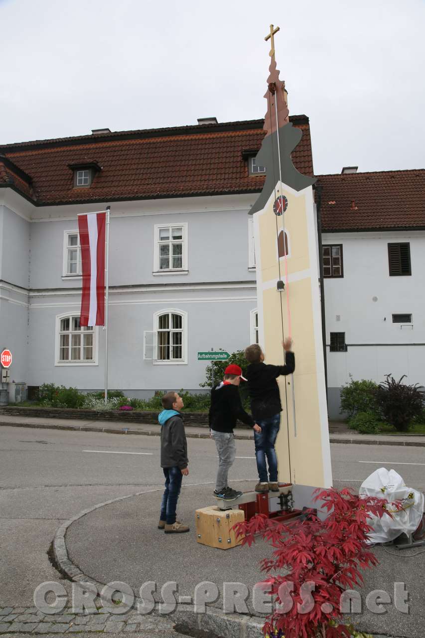 2017.05.07_13.06.21.jpg - Kinder spielen an einem Turm-Modell zum Kräftemessen.