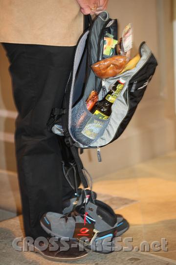 2011.08.28_11.11.48.jpg - Da der Herr Pfarrer gern wandert, bekam er dafür die passende zünftige Ausrüstung geschenkt.