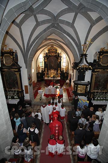 2009.06.14_08.55.26.jpg - Einzug in die Kirche.