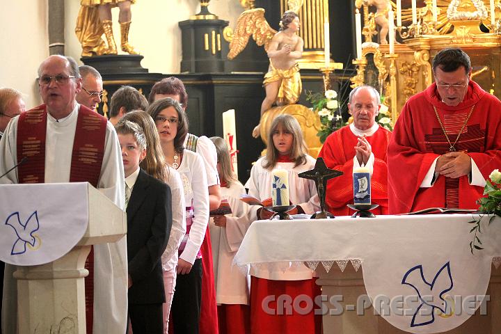 2009.06.14_10.02.52.jpg - Das Kelchtuch und die T�cher f�r Ambo und Altar wurden von Frau Irmgard Aigner gestaltet.