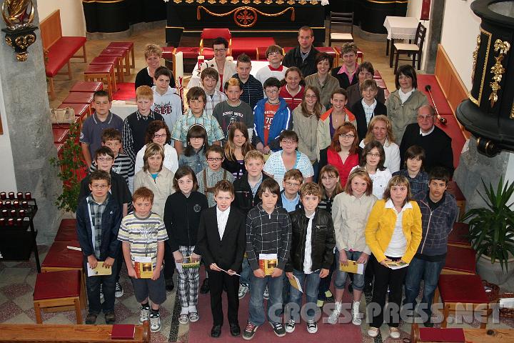 2009.04.26_09.01.36.jpg - Den Abschluss der intensiven Vorbereitung zur Firmung bildete die Sendungsfeier mit Pfarrer P.Aegid Ritt, der den Kandidaten die Firmkarte und ein Geschenkb�chlein mit dem Sonnengesang des Hl. Franziskus �berreichte.
