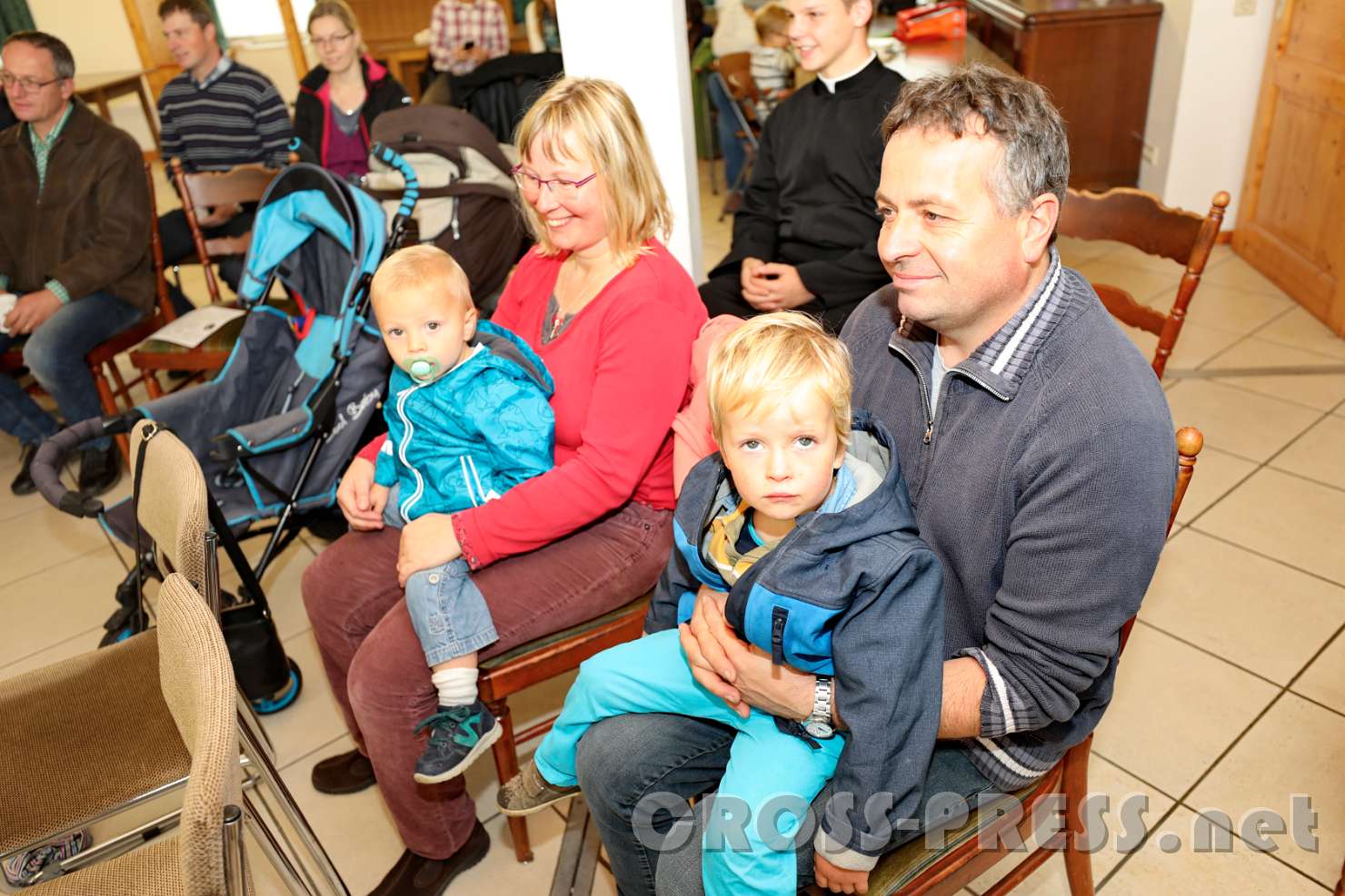 2017.10.08_09.50.21.jpg - Es gab zwar Kinderbetreuung, doch einige blieben lieber bei Mama und Papa. :)