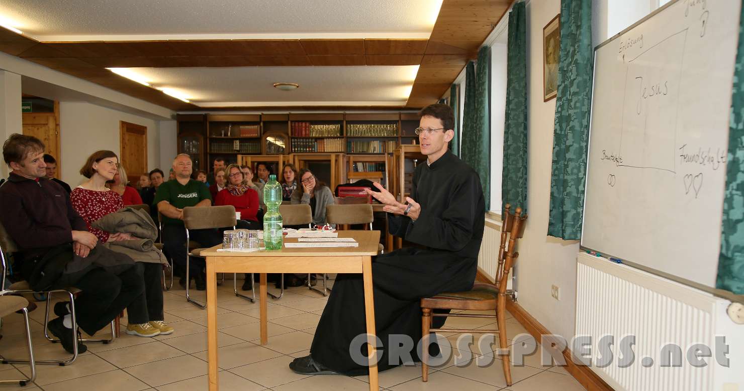 2017.10.08_10.38.57.jpg - P.Florian gibt Erklärungen zu den einzelnen Rosenkranzgesätzchen.