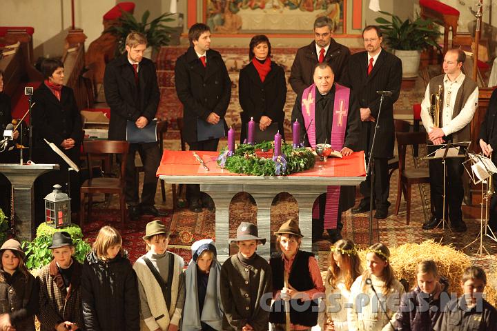 2009.11.28_20.28.53.jpg - Pfarrer Mag. Jacek Biela segnet die Adventkr�nze und bedankt sich bei den mitwirkenden Gruppen am Ertler Adventkonzert in der Pfarrkirche: Die "querPfeifer", die Singgruppe "con moto", das Bl�serensemble des MV Ertl und die Sch�ler der Hauptschule, die ein Krippenspiel einstudiert hatten.
