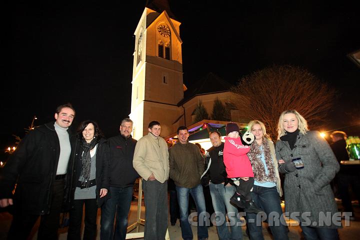 2009.11.28_21.43.51_01.jpg - Trotz relativ warmen Wetters genossen den Gl�hmost beim heurigen Adventmarkt (v.l.n.r.):  Karl und Hermine Sch�negger, Andreas Schl�gelhofer, Konrad Stockinger, Martin Wenger, Harald Sonnleitner, Regina Sonnleitner mit Vanessa und Rosa Wenger.