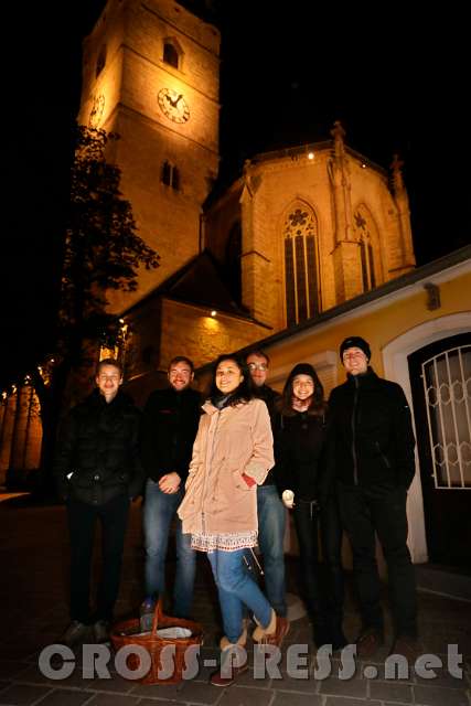 2017.04.15_22.05.58.jpg - Jugend vor der Kirche