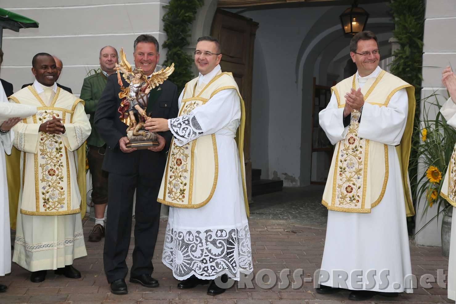 2017.09.10_15.03.45.jpg - Vom Pfarrgemeinderat wird Pfarrer Nikolaus eine Statue des Erzengels Michael überreicht.