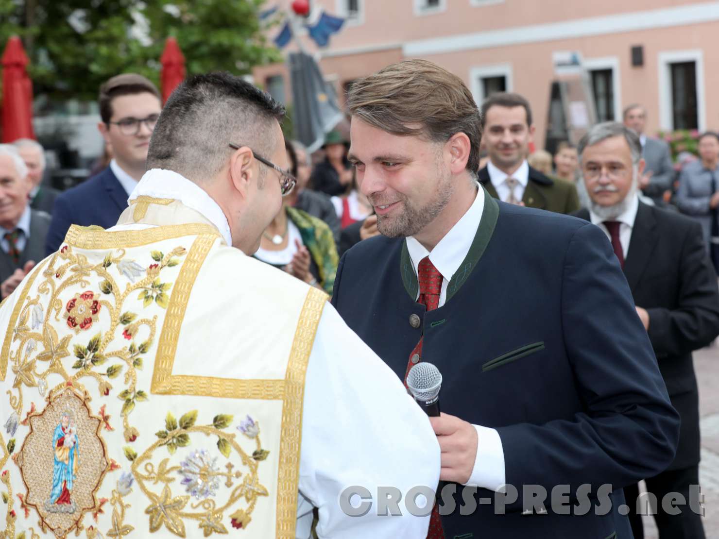 2017.09.10_15.04.38.jpg - Bürgermeister Michlmayr beglückwünscht Pfarrer Vidović.