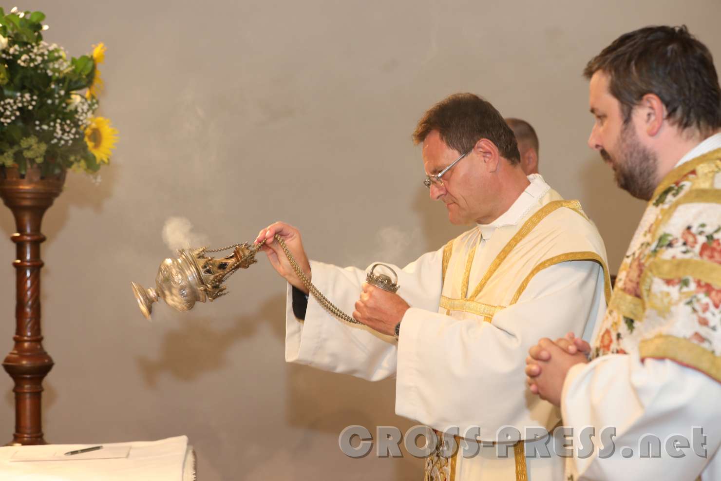 2017.09.10_15.15.08_02.jpg - Inzensieren des Altars durch Dechant P.Jacobus Tisch.